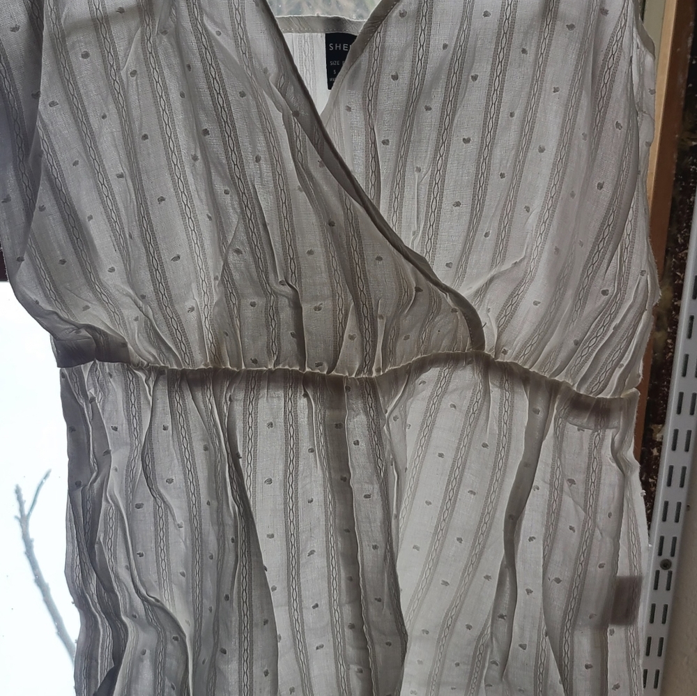 Stunning sleeveless white romper. It has beautiful embroidery on it. Sz Sm Shein